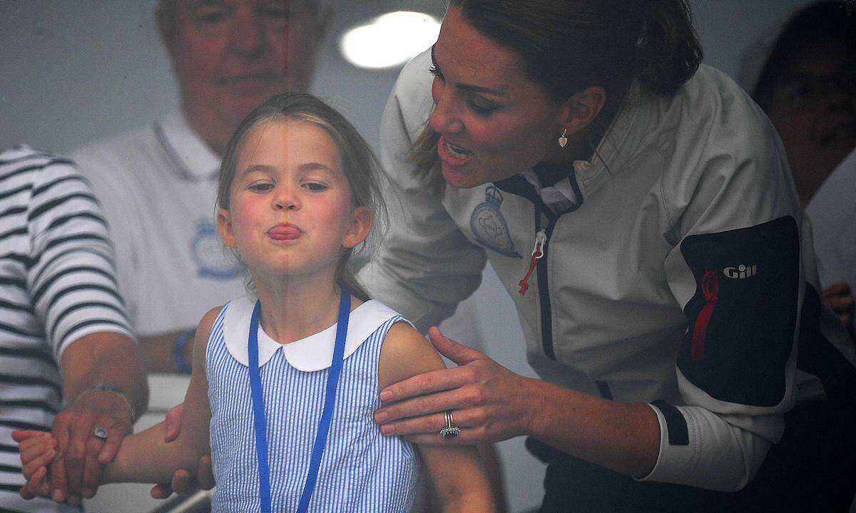 Ihre Tochter, die vierjährige Prinzessin Charlotte, hat sich nach einer Regatta von ihrer frechen Seite gezeigt. Als Herzogin Kate ihre Kinder kurz nochmals in Cowes der Öffentlichkeit präsentierte, hatte Charlotte keine Lust auf royales Winken: Die Vierjährige im maritimen Kleidchen streckte lieber die Zunge heraus und sorgte damit für Gelächter.