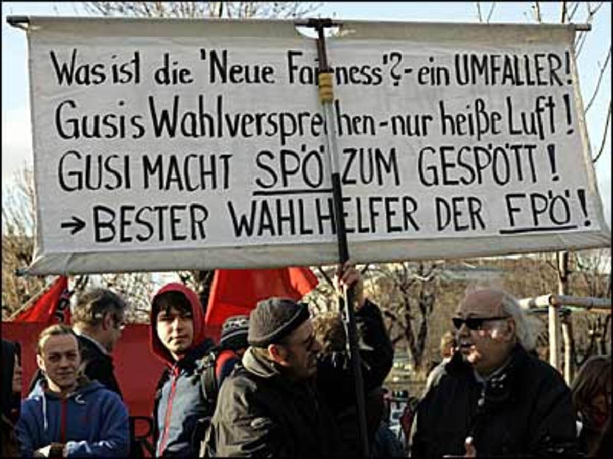 Der Ballhausplatz war von der Polizei großräumig abgeriegelt. Zum Großteil hatten sich Jugendliche und Studenten eingefunden - und zwar jene, die ideologisch den Sozialdemokraten nahe stehen bzw. Vertreter aus den SP-Jugendorganisationen.