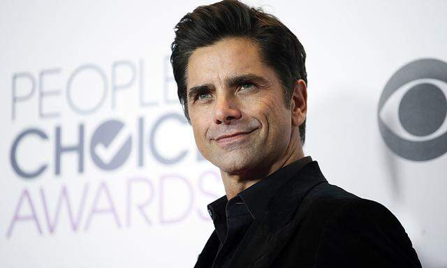John Stamos of  ´Grandfathered´ poses during the People´s Choice Awards 2016 in Los Angeles