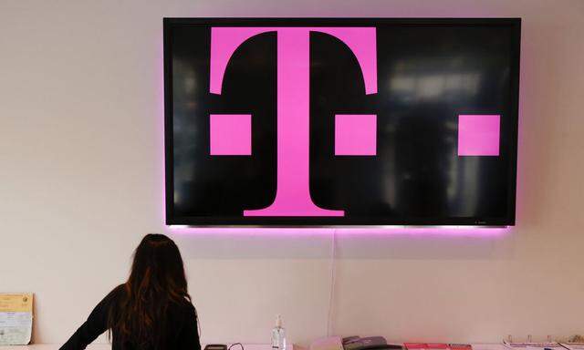 Inside A T-Mobile Store Ahead Of Earnings Figures