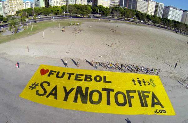 Fernab des Maracana, der letzte Protest am Strand von Botafogo