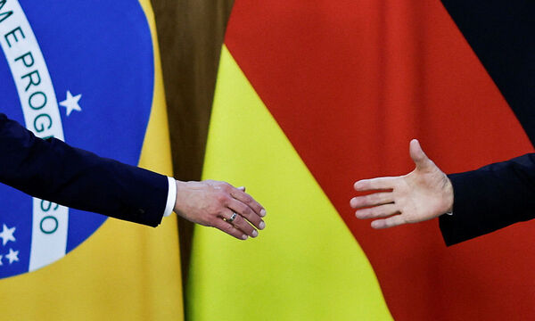 Handschlag: Brasiliens Präsident Lula da Silva und der deutsche Kanzler Olaf Scholz.