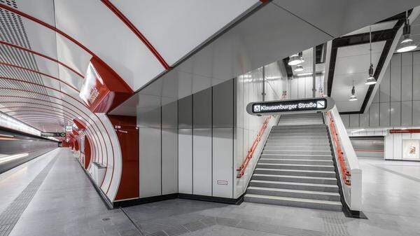 Die U1-Station Troststraße liegt an der jüngsten Verlängerung der ältesten U-Bahn-Linie Wiens, die nunmehr nach Süden bis nach Oberlaa reicht. Stilistisch orientiert sich die Ausgestaltung der Station an den ursprünglichen Entwürfen der Architektengruppe U-Bahn Holzbauer, Marschalek, Ladstätter, Gantar, die ihre ersten Planungskonzepte im Jahr 1973 vorgelegt hatten.