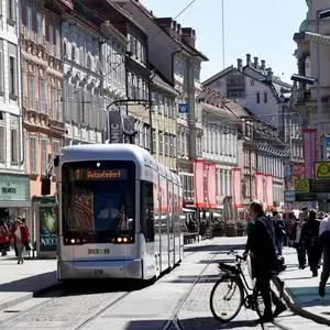 Der Straßenbahnfahrer leitete noch eine Notbremsung ein, konnte den Unfall aber nicht verhindern. (Symbolbild)