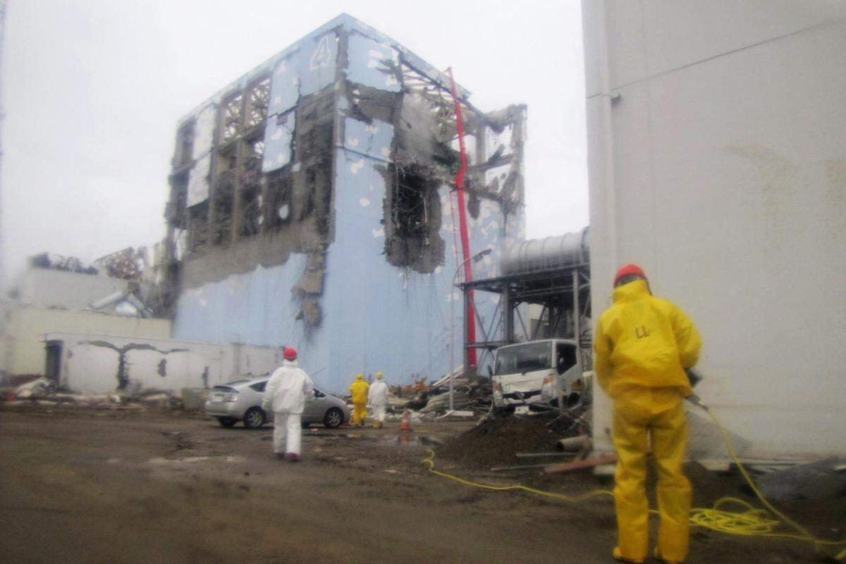 Mittwoch (23. März): Die radioaktive Strahlung erschwert die Arbeiten am Unglückskraftwerk Fukushima. Im Bild: Die Kühlung von Reaktorblock 4. 