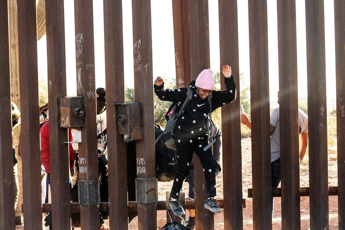 13. November. Die Zahl der Migranten, die über Mexiko die USA erreichen nimmt zu. Ein Kind springt durch den Grenzwall in den US-Bundesstaat Arizona.
