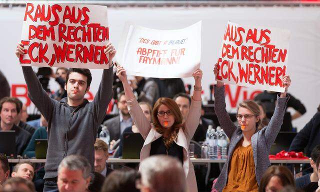 Unerwartet: Protest von Junggenossen während der Rede von SPÖ-Chef Werner Faymann.