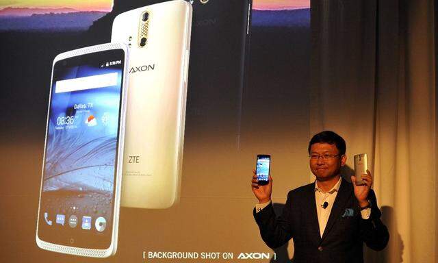 150714 NEW YORK July 14 2015 Lixin Cheng Chairman and CEO of ZTE USA introduces the new A