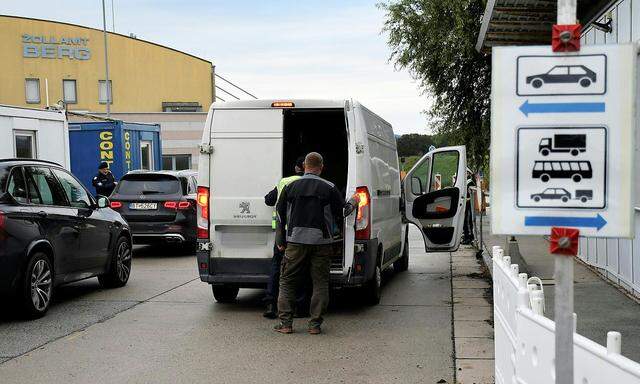 Bei den seit Ende September laufenden Grenzkontrollen zur Slowakei hat die Polizei bisher zwölf Schlepper festgenommen.