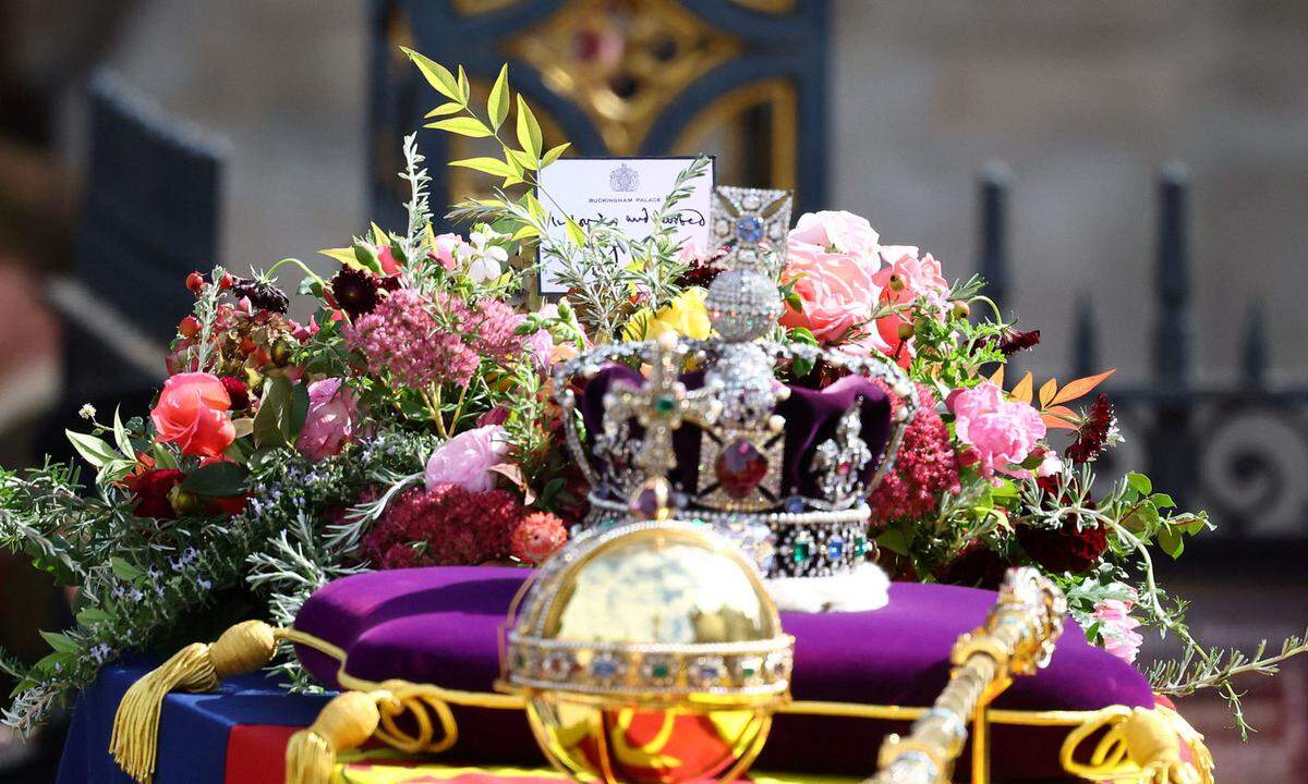 Der Kranz auf dem Sarg von Königin Elizabeth II. wurde von König Charles III. ausgesucht. Die Pflanzen stammen aus den Gärten ihrer Residenzen Buckingham-Palast und Schloss Windsor sowie von Charles' Landsitz Highgrove House. Dazu gehörten Rosmarin, das Gedenken symbolisiert. Die genutzte Myrte - Symbol für eine glückliche Ehe - wurde aus einer Pflanze geschnitten, die einst aus einem Myrtenzweig im Hochzeitsstrauß der Königin gezogen worden war.