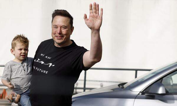 Elon Musk mit Sohn X Æ A-XII bei einem Besuch in seinem umkämpften Tesla-Werk in Deutschland am 13. März 2024