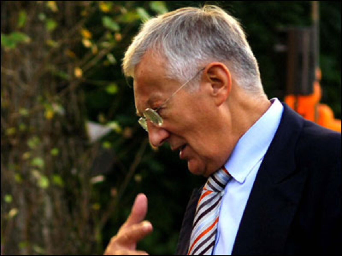 "Beeindruckend fand ich schon, was die damals für ein Wirtschaftsprogramm aufgestellt haben. (...) Aber mit Zwang geht's wahrscheinlich nicht. Das kann kein Vorbild sein."Veit Schalles Aussagen zum Wirtschaftsprogramm der NSDAP haben Kritik hervorgerufen.