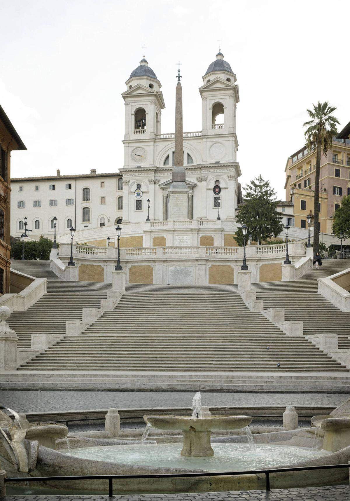 Die Spanische Treppe in Rom kann man nur am frühen Morgen oder bei Regen so menschenleer vorfinden.