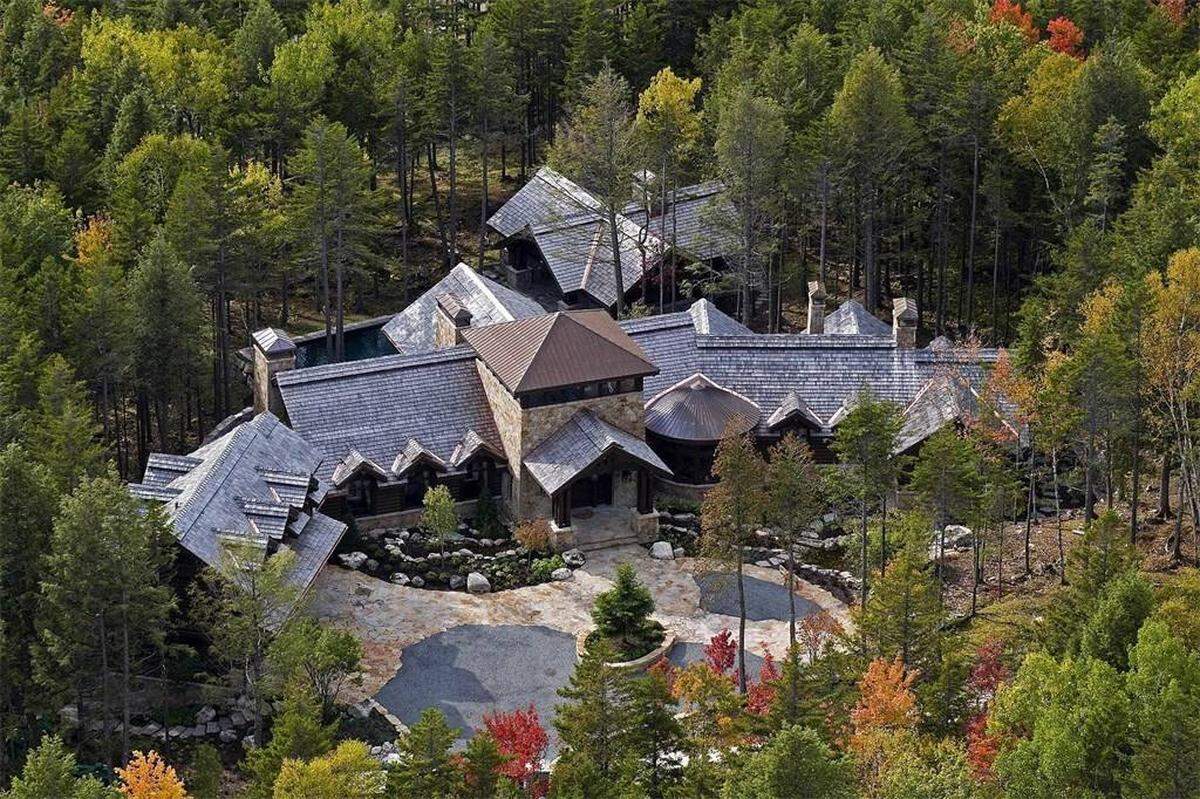 Dieses rund ein Hektar große Anwesen liegt inmitten eines unberührten Waldes im kanadischen Québec. "802 Ch. des Skieurs" lautet die Adresse der unweit des Mont Tremblant gelegenen Immobilie.