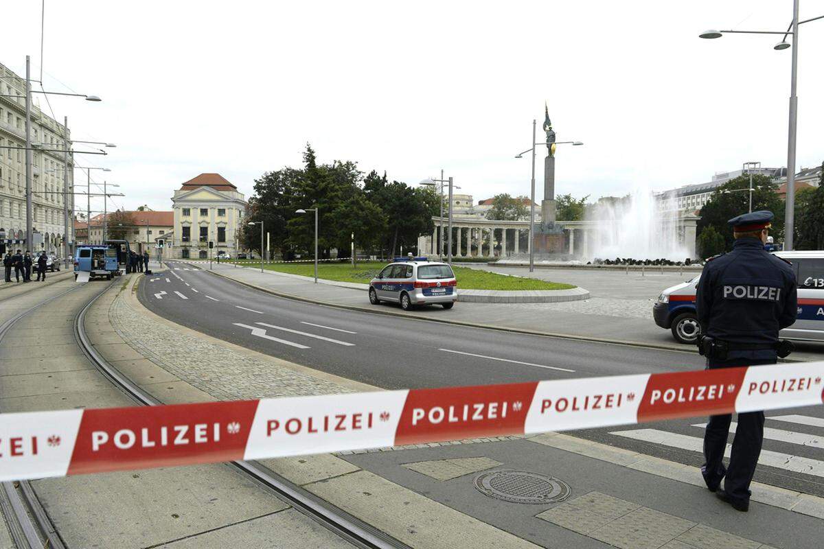 Der Platz wurde großräumig abgesperrt, der Entschärfungsdienst des Innenministeriums rückte an. Per Lautsprecher wurden die Anrainer gebeten, von den Fenstern wegzubleiben.