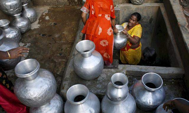 Milliarden Menschen brauchen es zum Trinken. Dabei kann auch die Qualität zum Problem werden wie in Bangladesch. 