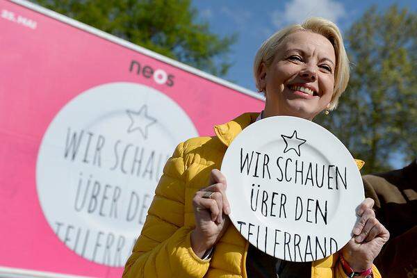 Die Neos wollen im EU-Wahlkampf die Österreicher zu mehr Offenheit gegenüber der EU bewegen: „Wir schauen über den Tellerrand", lautet der Slogan der ersten Welle. Spitzenkandidatin Angelika Mlinar ist lediglich auf einem kleinflächigen Sujet abgebildet. Hinter ihr ist Parteichef Matthias Strolz zu sehen sowie der Schriftzug: „Greif nach den Sternen.“ Das dritte Plakat ist gänzlich pink und trägt die Worte: „Europa neu erfinden.“