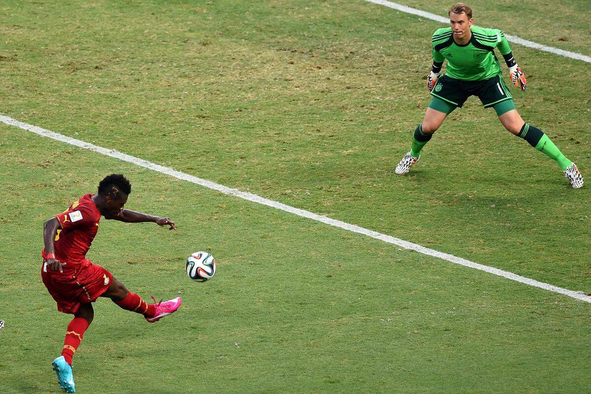 Nach der Gala gegen Portugal haben die Deutschen aber ihre liebe Mühe. Die "Black Stars" erweisen sich als ebenbürtiger Gegner und gehen durch das Tor von Asamaoh Gyan sogar 2:1 in Führung.