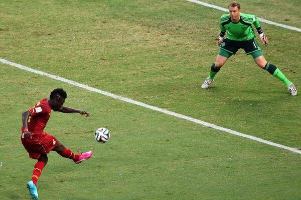 Nach der Gala gegen Portugal haben die Deutschen aber ihre liebe Mühe. Die "Black Stars" erweisen sich als ebenbürtiger Gegner und gehen durch das Tor von Asamaoh Gyan sogar 2:1 in Führung.