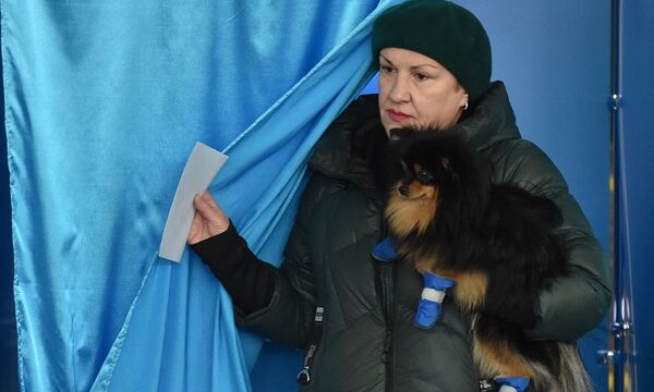 Begleitung beim Urnengang. Heute finden in Kasachstan vorgezogene Präsidentschaftswahlen statt.  