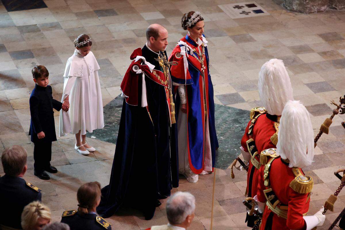 Die prominenten Gäste, darunter der europäische Hochadel, Regierungsvertreter und diverse Stars, waren schon zuvor in die Kirche eingezogen. Thronfolger Prinz William samt Ehefrau Catherine und den Kindern folgte dem Königspaar. 