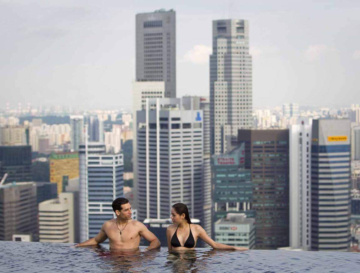 Von der Dachterrasse liegt einem am Abend Singapur mit einem Ausblick von 360 Grad zu Füßen. Bis zu 3900 Menschen finden hier Platz.