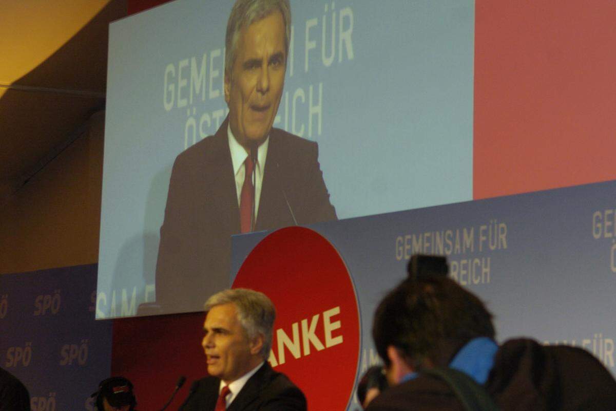 Nach dem Dank an seine Mitarbeiter postuliert Faymann sein erstes politisches Statement nach der Wahl: Keine Koalition mit der FPÖ. Die Menge im Zelt applaudiert daraufhin frenetisch.