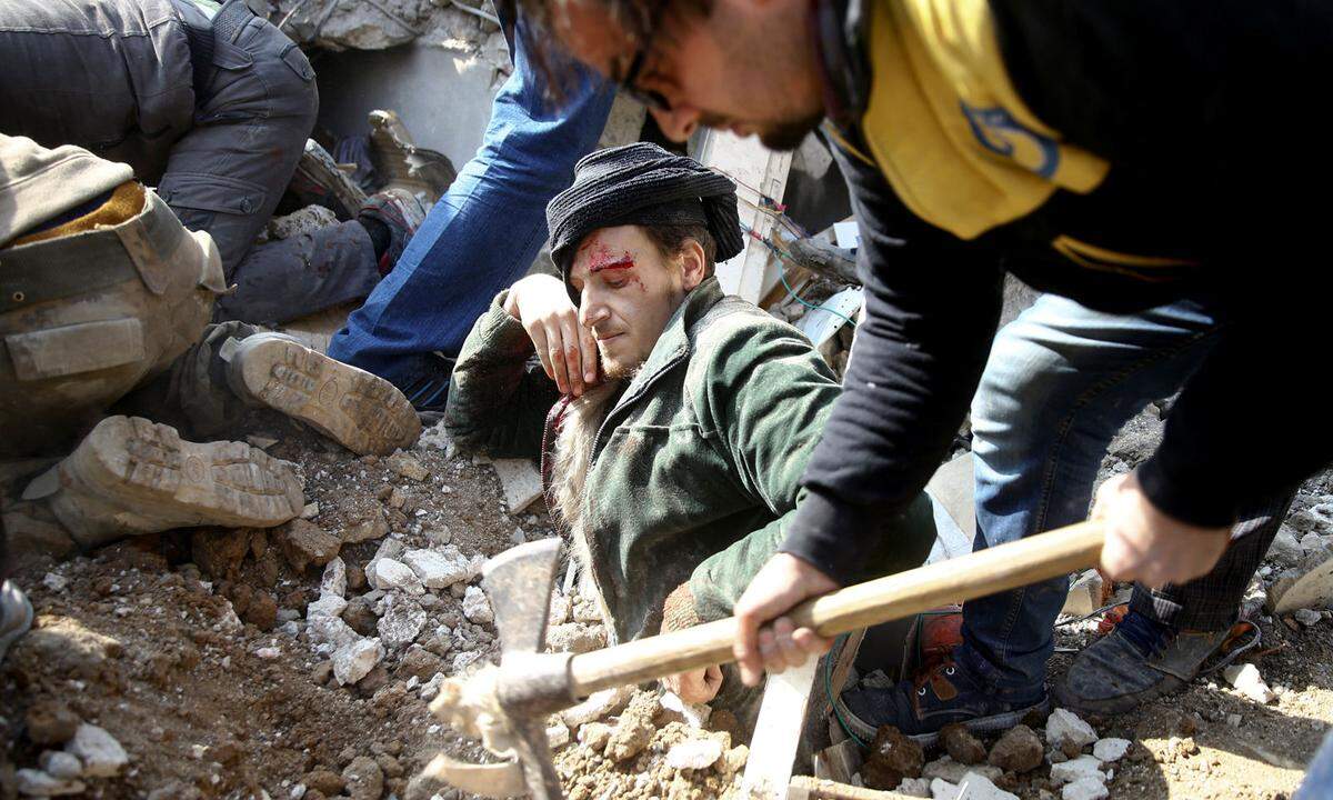 9. Jänner. Ein Mann wird nach einem Luftangriff auf Ghouta, einen Vorort der syrischen Hauptstadt Damaskus, aus den Trümmern gezogen. Der syrische Bürgerkrieg hatte im März 2011 im Zuge der arabischen Aufstände mit Protesten begonnen, gegen die die Sicherheitskräfte mit Gewalt vorgingen. Daraus entwickelte sich ein bewaffneter Konflikt. Seitdem sind mehr als 400.000 Menschen ums Leben gekommen, Millionen wurden im Land vertrieben oder flohen ins Ausland.