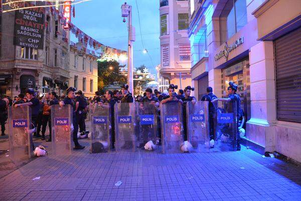 Die Polizei sichert einen Teil der Istiklal Caddesi. Dahinter befindet sich die Bezirksniederlassung der oppositionellen sozialdemokratischen CHP. Die Partei hatte sich seit Aufflammen der Gezi-Proteste hinter die Demonstranten gestellt.