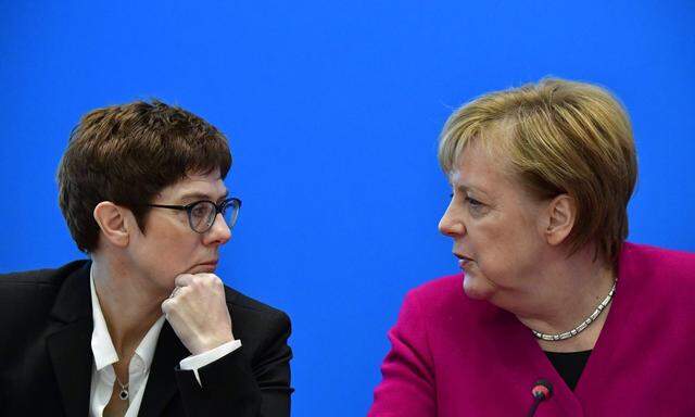 Kramp-Karrenbauer und Merkel: Spekulationen über Übergabe des Kanzleramts könnten 2019 dominieren.