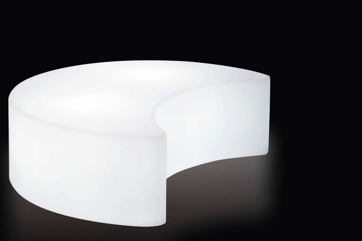 Auf Leuchtobjekten wie „Moon“ kann man dann die Stimmung besonders genießen, die die Leuchtbesen im anderen Eck erzeugen.