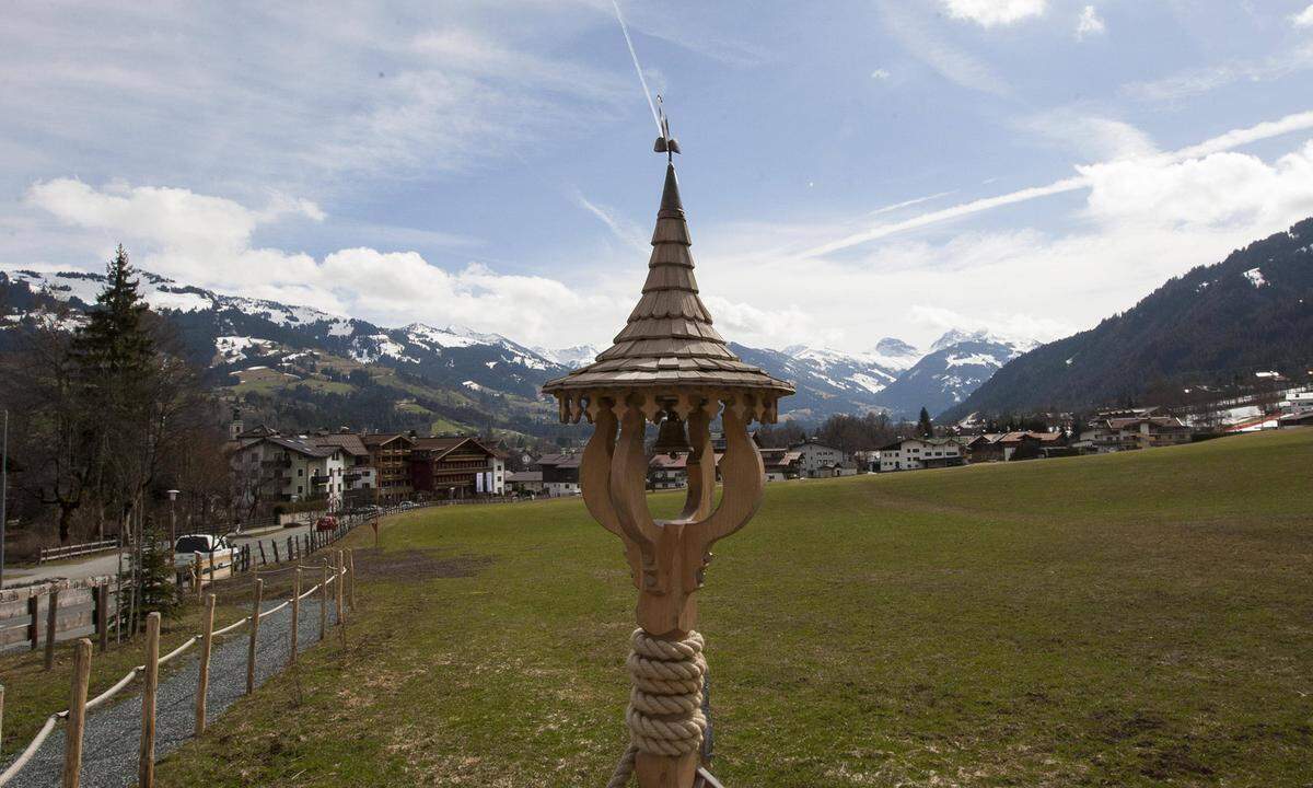 Erich Kästners Roman aus dem Jahre 1933 wurde bereits mehrmals verfilmt. Mit Peter Kraus in der Hauptrolle entstanden die erste Aufnahme 1954 im Alpendorf Kirchberg, der Burg Marquartstein sowie in Kitzbühel (Bild).