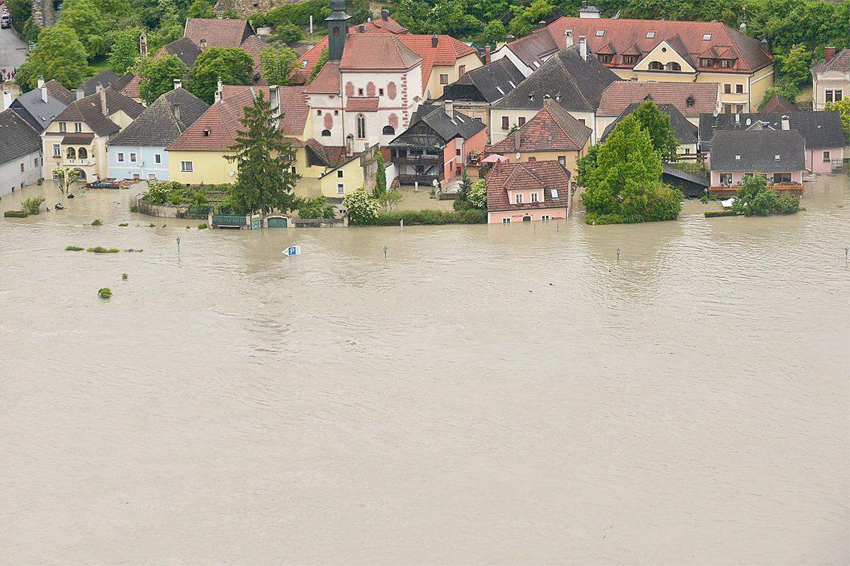 Das wahre Ausmaß der Überflutungen sieht man vom Hubschrauber aus.