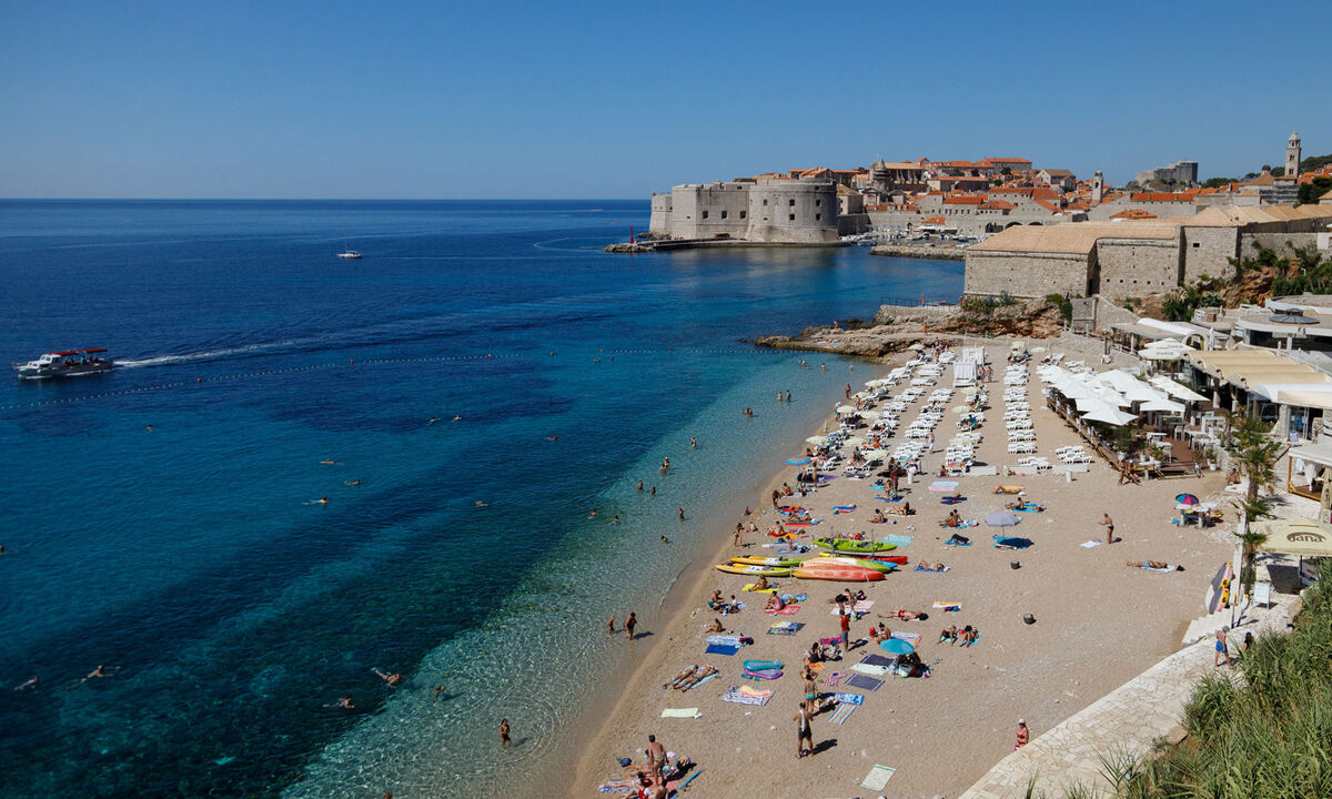 Urlauber am Strand von Dubrovnik. 
