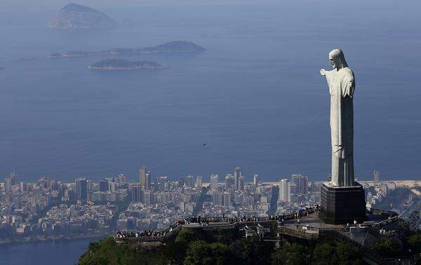 Rio de Janeiro, Brasilien. Christus der Erlöser steht auf dem Corcovado Berg 710 Meter über dem Meeresspiegel und ist eines der bekanntesten Wahrzeichen von Rio de Janeiro. Die 30 Meter hohe Statue im Art Déco-Stil stammt aus dem Jahr 1931. Die 38 Meter hohe Statue wurde kopfabwärts erbaut.