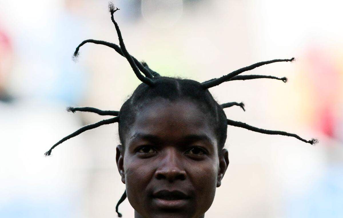 Simbabwes "Antennen"-Fußballerin Marjory Nyaumwe (29) ist mit ihren nach allen Himmelsrichtungen abstehenden dünnen Dreadlocks ein Star im Netz.