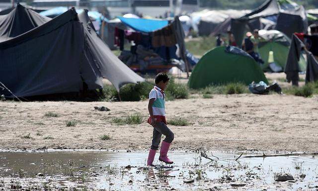 Im Lager in Idomeni harren immer noch mehr als 8000 Menschen unter schlechten Bedingungen aus.
