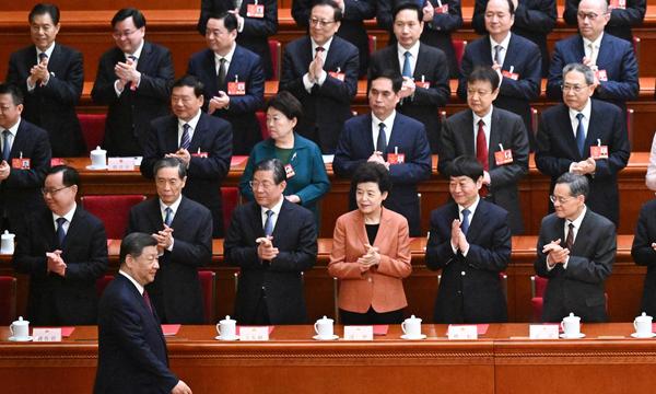 Chinas Präsident Xi Jinping am 11. März 2025 bei der Abschlusssitzung des Nationalen Volkskongresses in der Großen Halle des Volkes in Peking.