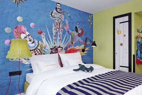Echte Hingucker sind auch die vom Illustrator Olaf Hajek eigens für das Hotel entwickelten Tapeten mit Zirkus-Motiven.