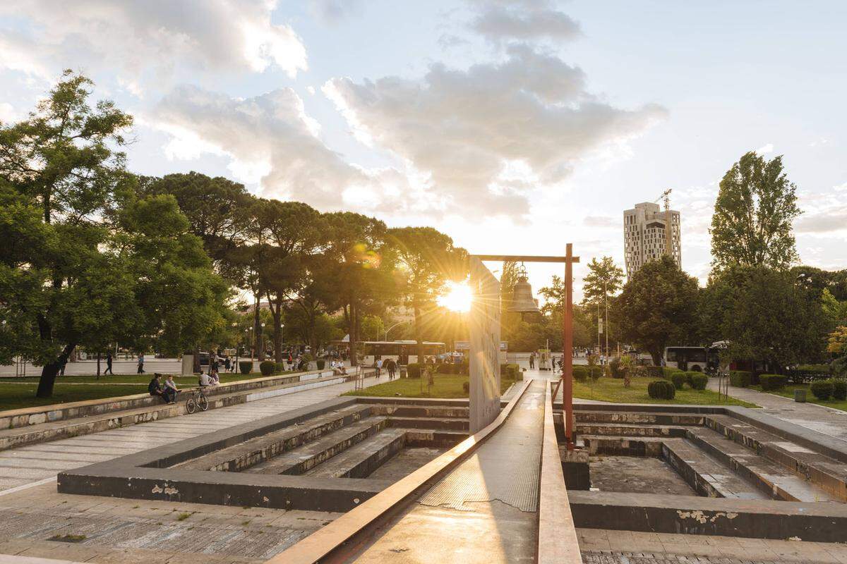 Tirana gilt als dynamische Metropole, die mit bunten Fassaden, Grünflächen und dem angesagten Blloku-Viertel aufwarten kann. 