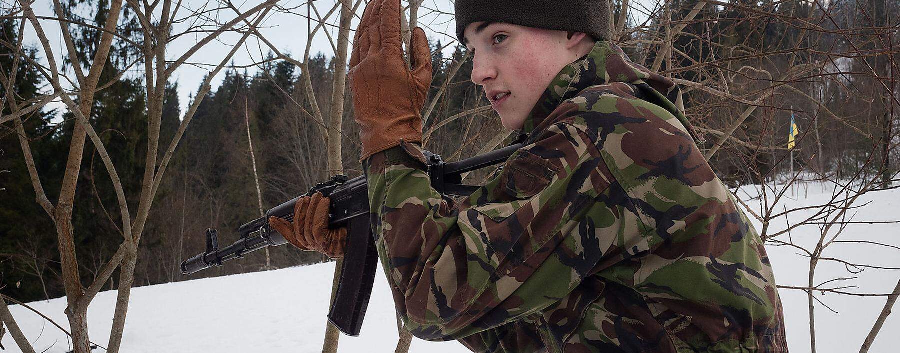 Zivilisten wie dieser 17-Jährige in Skole üben in der Ukraine für den Ernstfall.