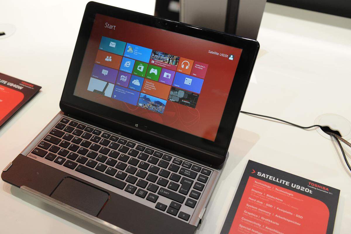 Mehr Laptop als Tablet dürfte die Devise bei Toshiba gewesen sein. 12,5 Zoll sind deutlich mehr als die Konkurrenz für derartige Hybridgeräte aufbietet. Der Materialmix wirkt solide und ist bereits von den bisherigen Modellen des Herstellers bekannt.