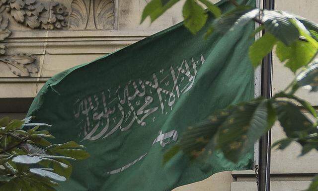 Symbolbild: Eine saudische Flagge, aufgenommen in Paris