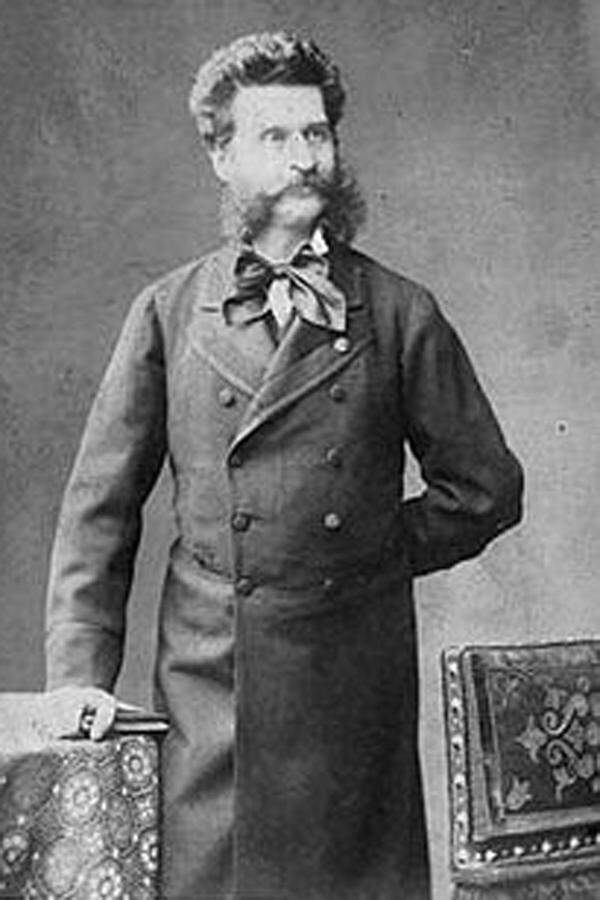 Der Komponist Johann Strauß trägt einen Gehrock, typisch ab der Mitte des 19. Jahrhunderts. Er besteht aus einer doppelreihigen Jacke, knielang, meist aus dunklem Tuch, man konnte ihn auch offen tragen. Der Gehrock war ab 1870 die offizielle Kleidung von Honoratioren, Kommerzialräten etc., scherzhaft wurde er auch als Bratenrock bezeichnet. Man trug ihn eben zu festlichen Anlässen.