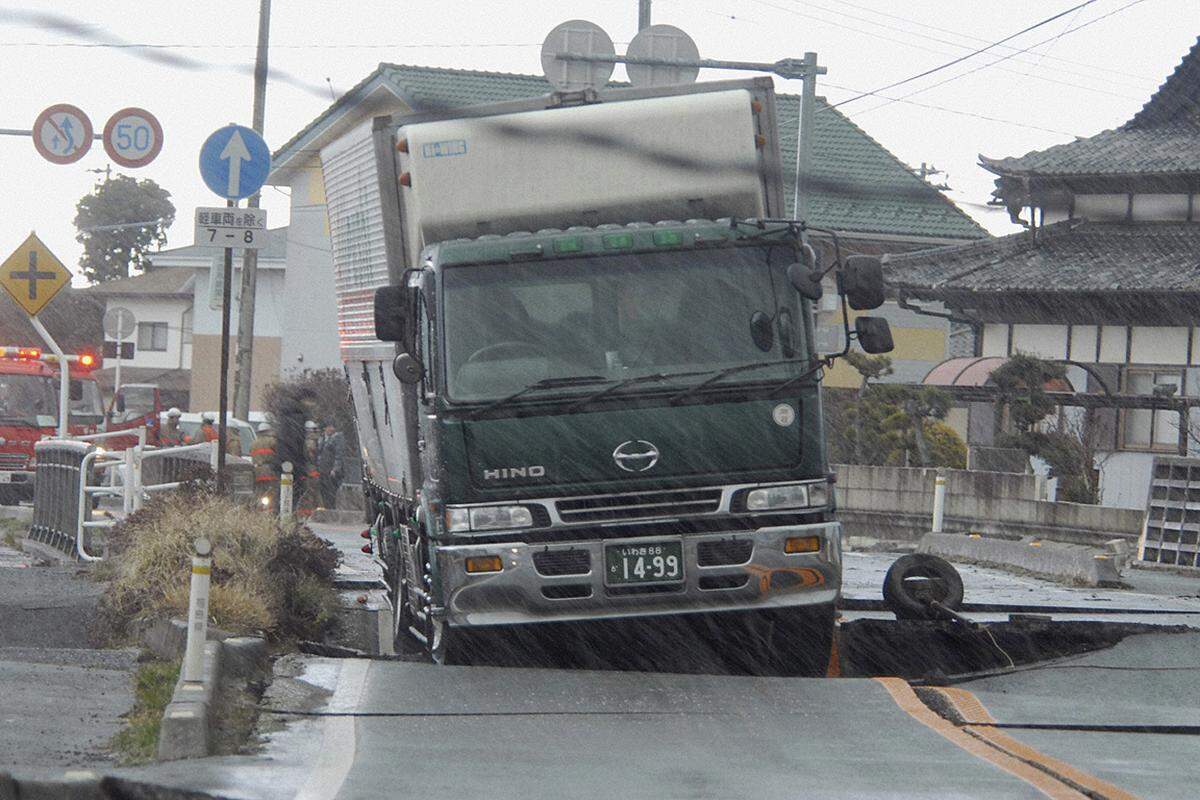 Im Jahr 1995 erschütterte ein starkes Beben die Stadt Kobe und verursachte Schäden im Umfang von rund 100 Milliarden Dollar (72,4 Mrd. Euro). Dieser Lkw blieb bei Iwaki in einem durch das Beben aufgerissene Loch in der Straße stecken.