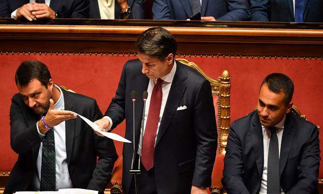 Zum letzten Mal flankiert von Lega-Chef Matteo Salvini (l.)und Fünf-Sterne-Vizepremier Luigi Di Maio: Ministerpräsident Guiseppe Conte bei seiner Rücktrittsrede im Senat in Rom.