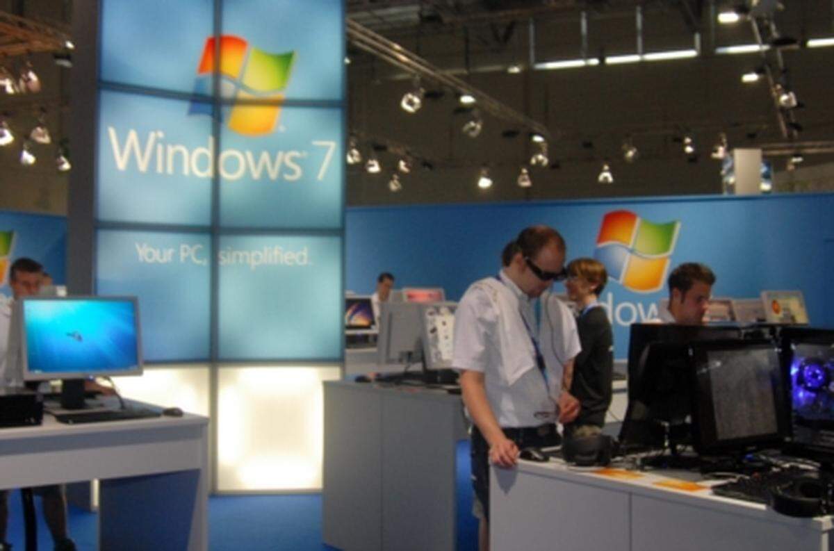 Microsoft ist mit einem eigenen Stand für das am 22. Oktober erscheinende Betriebssystem Windows 7 vertreten. Zwar wirbt der Hersteller damit, wie Spielefreundlich und leicht zu benutzen die neue Software sei. Dennoch wirkt der Stand recht steril und wenig einladend.