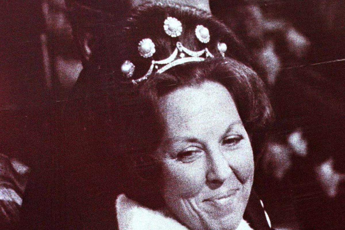 Wenn Königin Beatrix für eine Sache bekannt ist, dann für ihre Betonfrisur. Sie ist damit seit Jahrzehnten auf Briefmarken und Geldstücken zu sehen, erst auf Gulden dann auf Euro-Münzen.