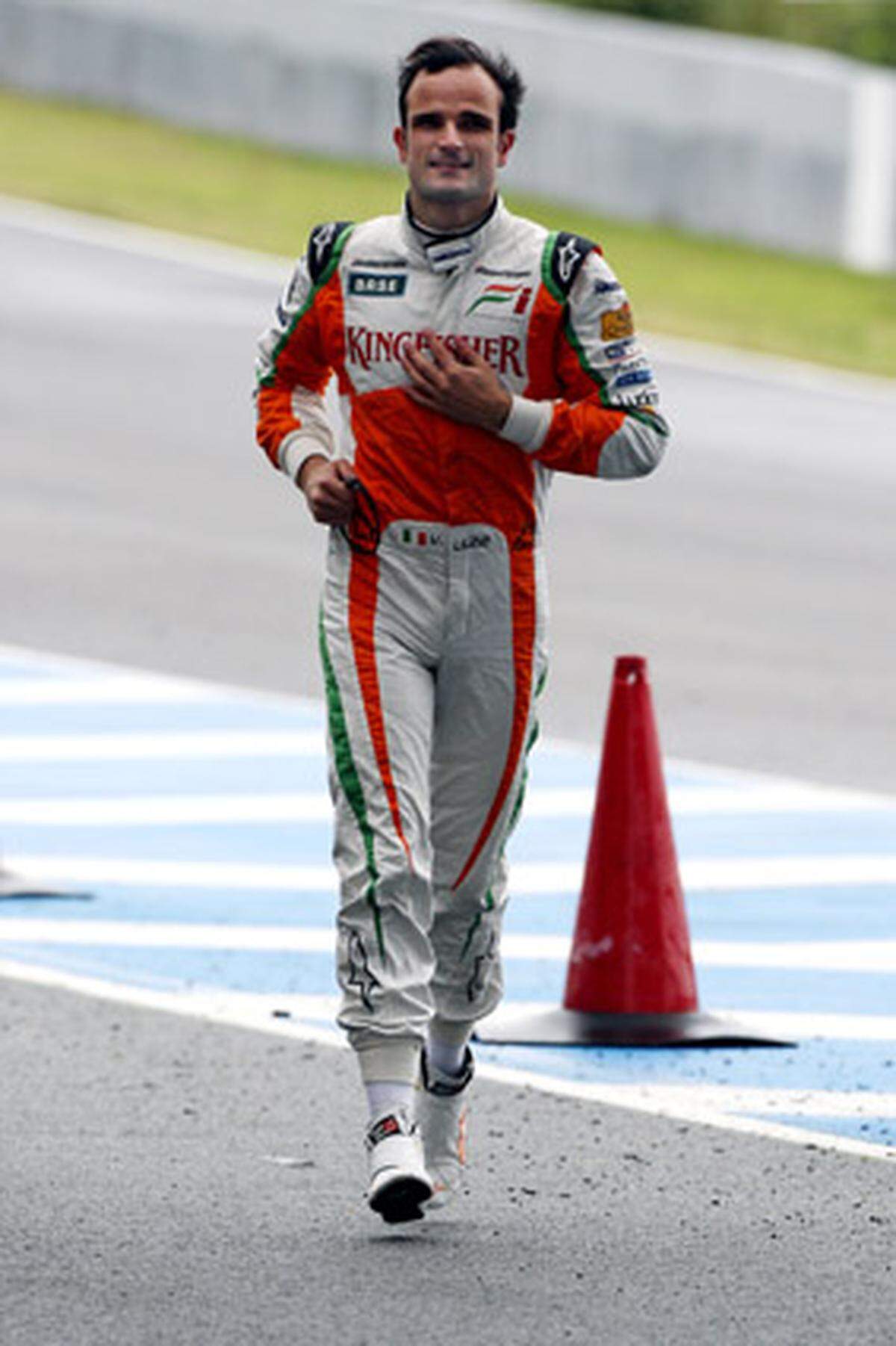 Das zweite Cockpit geht an den Italiener Vitantonio Liuzzi. Der vorherige Test- und Ersatzfahrer hatte für die letzten Saisonrennen den zu Ferrari gewechselten Stammfahrer Giancarlo Fisichella ersetzt.