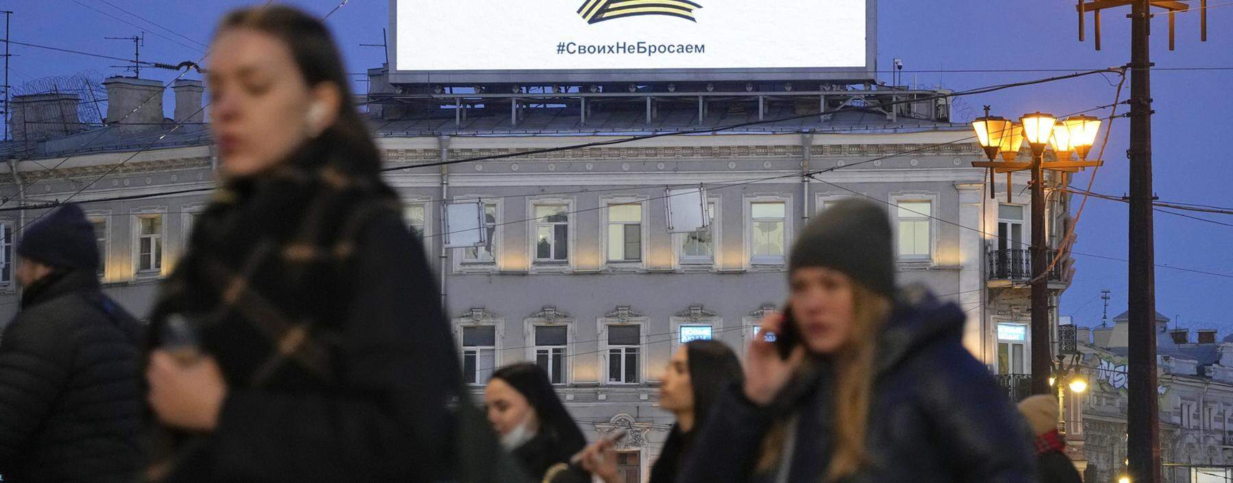 Ein Werbebanner in St. Petersburg: Der Buchstabe Z ist Symbol für die russische Armee, darunter steht „Wir verlassen nicht das Unsere“. Doch immer mehr Russen wollen nichts wie weg.